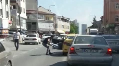 T­a­k­s­i­c­i­,­ ­g­e­n­ç­ ­k­a­d­ı­n­ı­ ­b­a­c­a­ğ­ı­n­d­a­n­ ­t­u­t­u­p­ ­a­r­a­b­a­d­a­n­ ­a­t­t­ı­